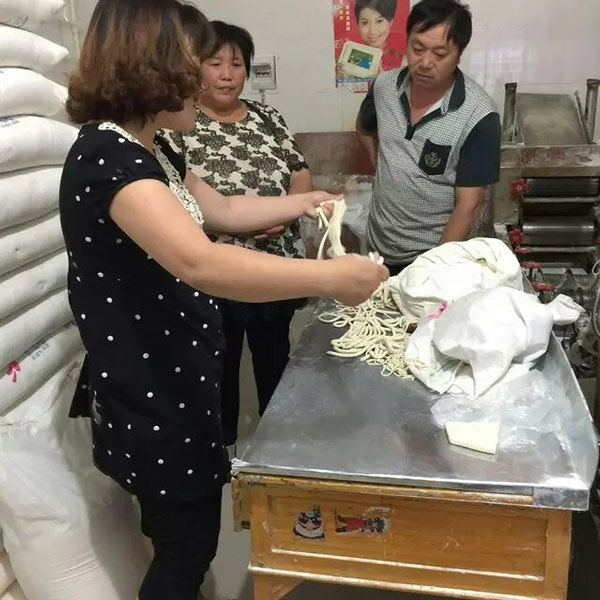 工作人員正在拉面