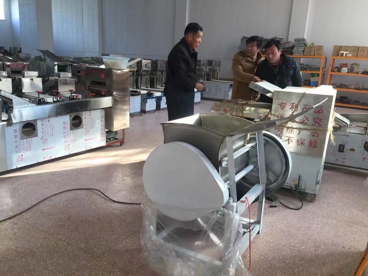 開封客戶調(diào)試HMj-6型燴面機