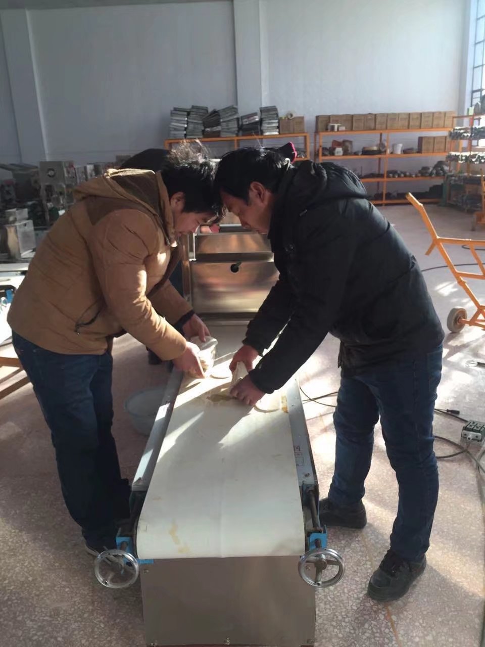 開封客戶調(diào)試HMj-6型燴面機