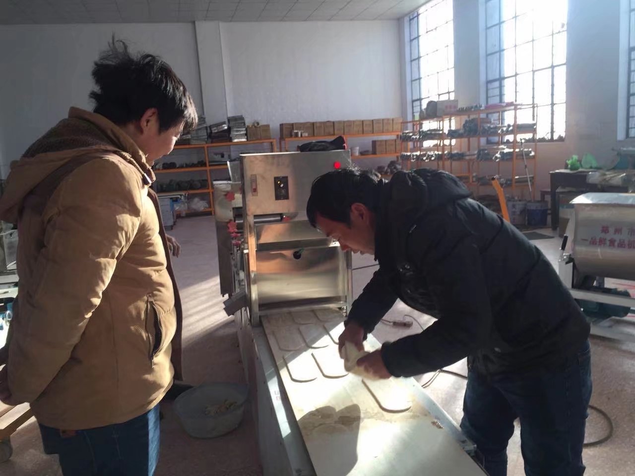 開封客戶調(diào)試HMj-6型燴面機