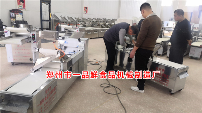 全自動(dòng)揉壓機(jī)調(diào)試中