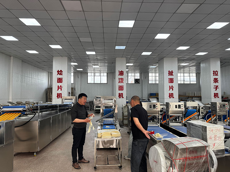 河南客戶考察燴面機(jī)設(shè)備